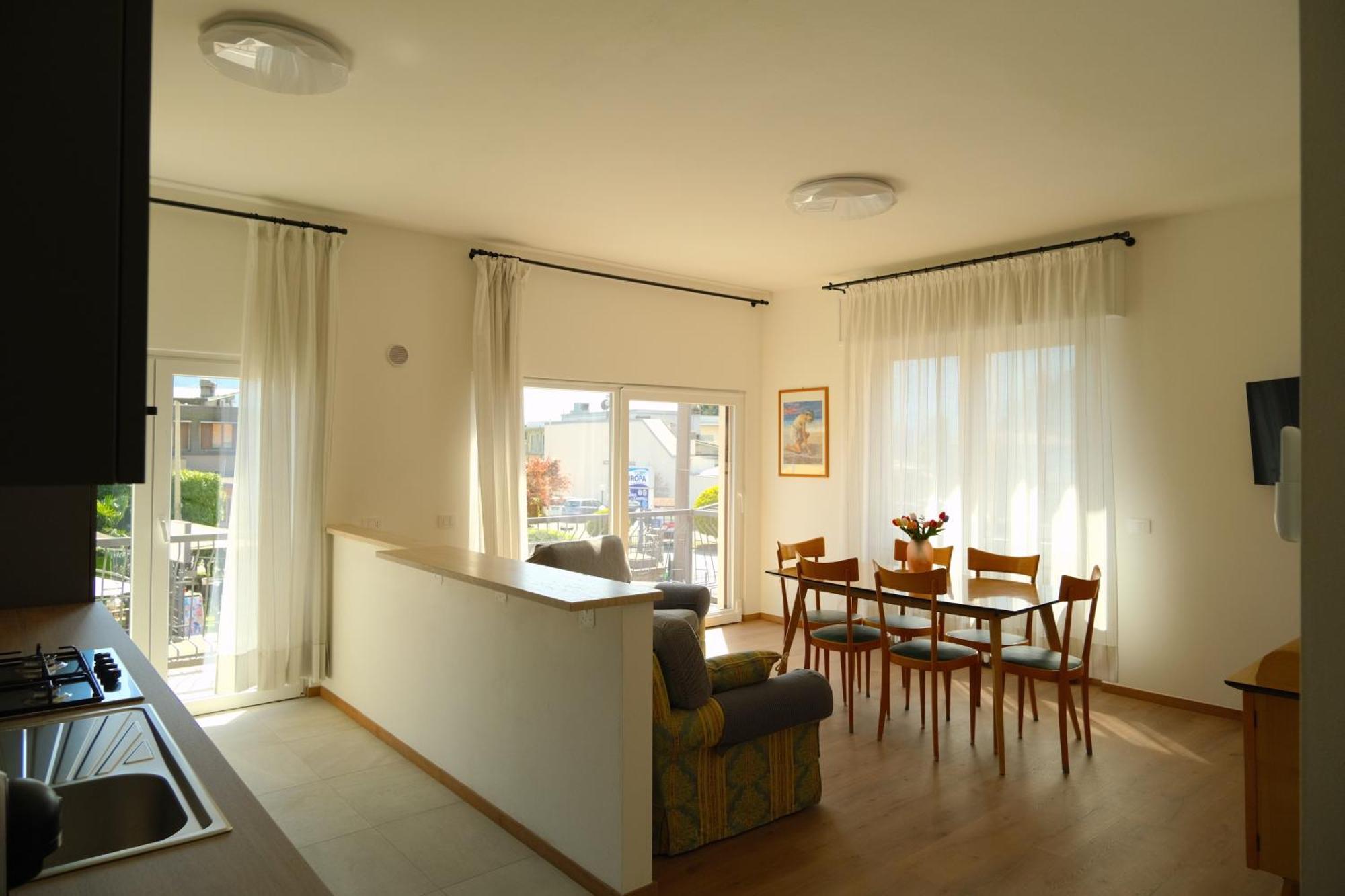 Casa Paola Central Stay By The Lake Домасо Екстериор снимка
