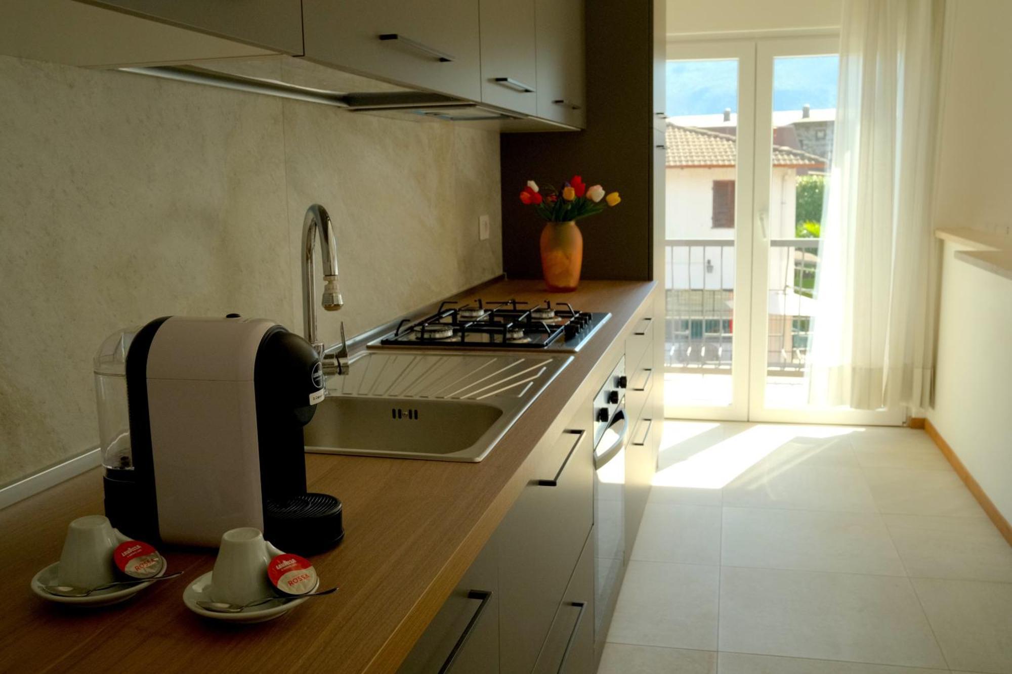 Casa Paola Central Stay By The Lake Домасо Екстериор снимка